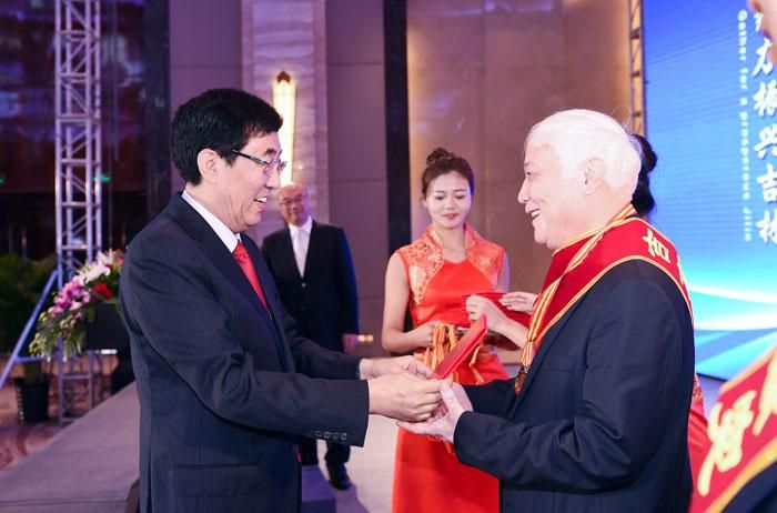 1、第二届全球吉商大会上，省委书记巴音朝鲁为获得“吉商凸起贡献人物”奖的曹和平董事长颁奖.jpg